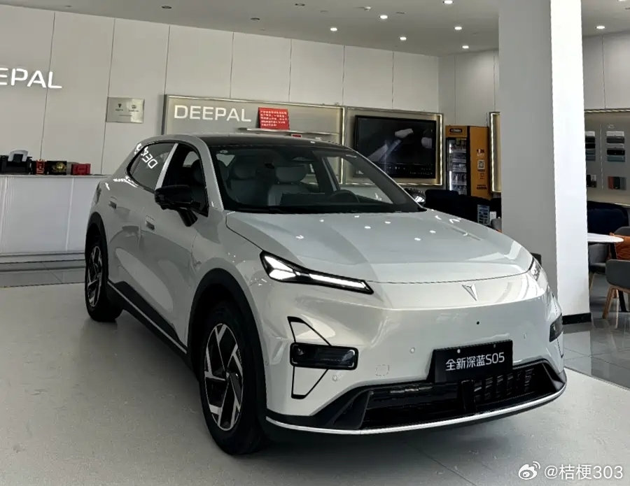 全新深蓝S05上新了，咱老百姓最关心的就一句话：多少钱、养着贵不贵。 ...