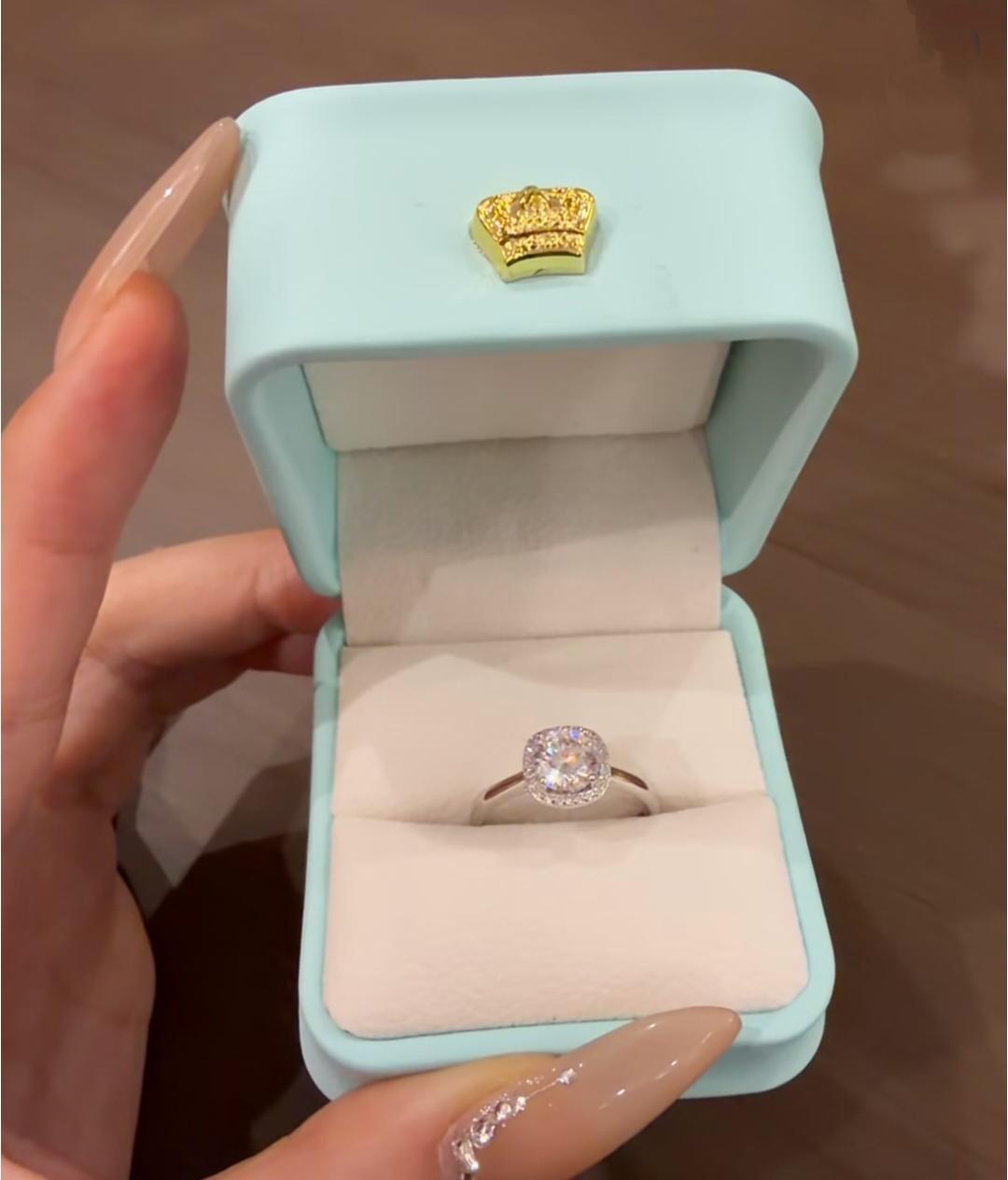 169元实现“一克拉自由”近日好多网友都被胖东来的这枚小方糖钻戒种草了，都想代