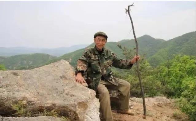 前天村里一个六十多岁的男人脑出血去世了。刚刚处理完丧事，今天一大早，家属就把