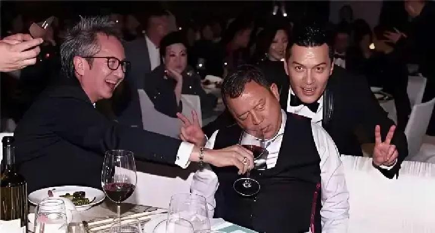 曾志伟昨晚杀疯了。先灌张学友，再秒吕方，吴孟达直接趴桌。轮到吕良伟，他刚