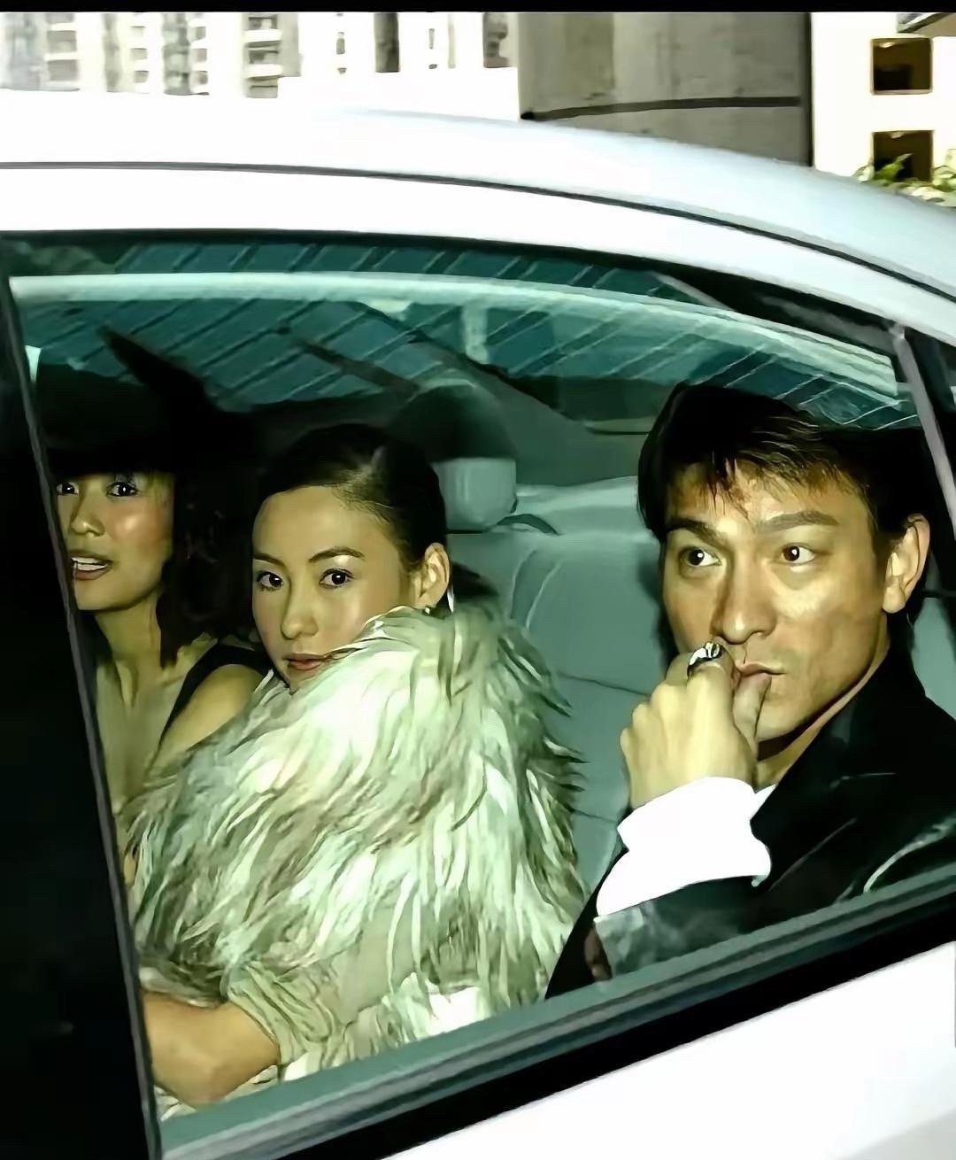 没有P图没有精修，是在毫无防备的情况下被狗仔抓拍的。