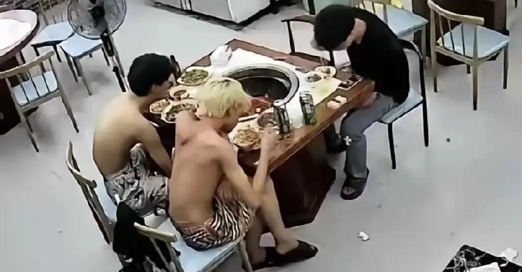 浙江省温州，三个小伙子在一起聚餐，一个多小时了，还没有结束。一会要个泡菜，一会要