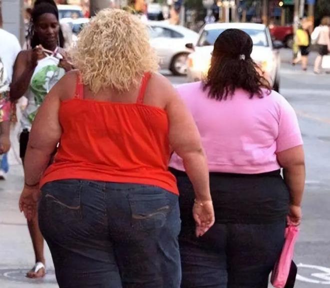 你说美国人为什么能把屁股吃成一米宽？别扯什么基因问题，根本原因就一个：他们吃的那