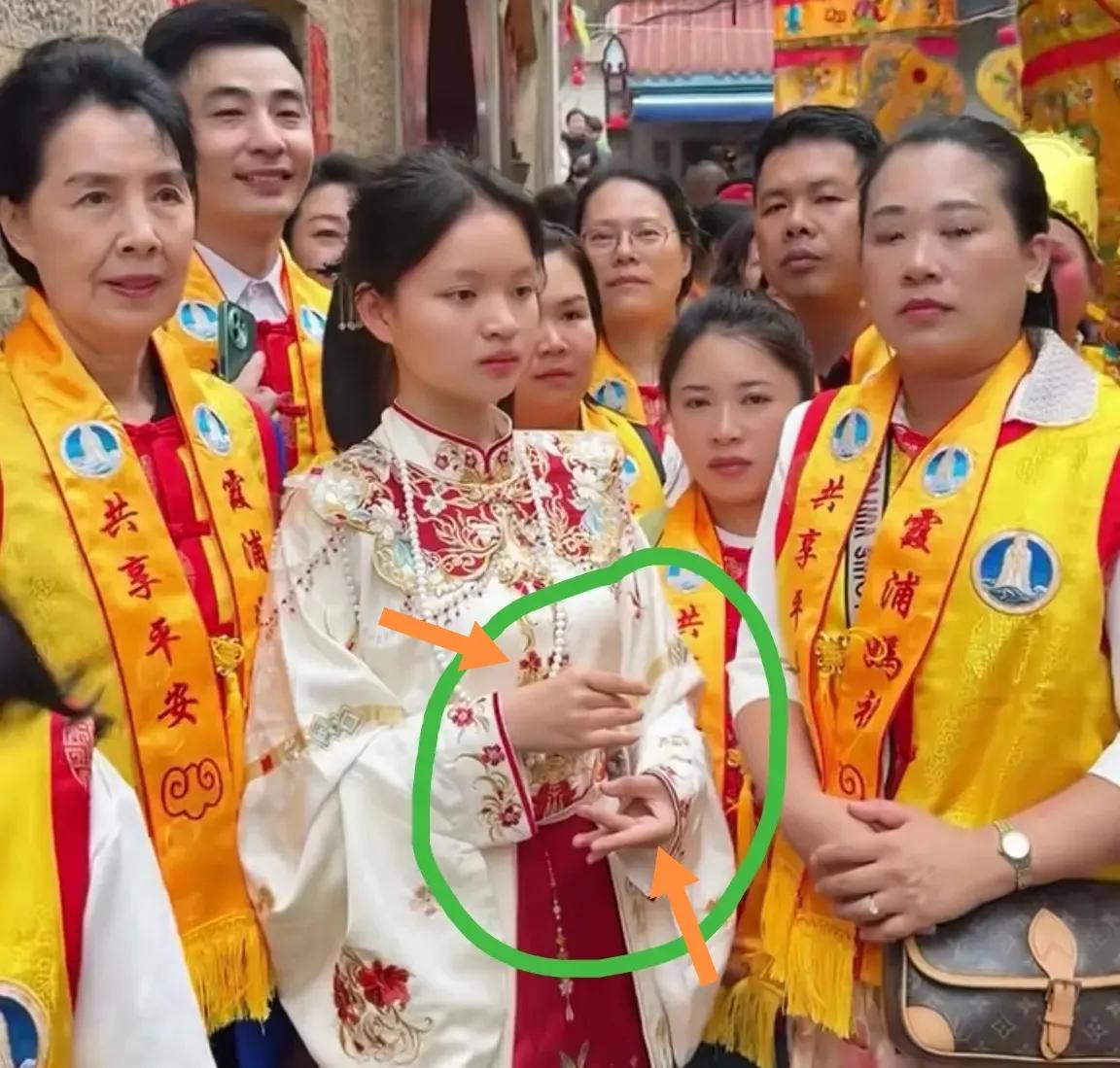 湄洲“小妈祖”手势莲花慈悲与圣经。