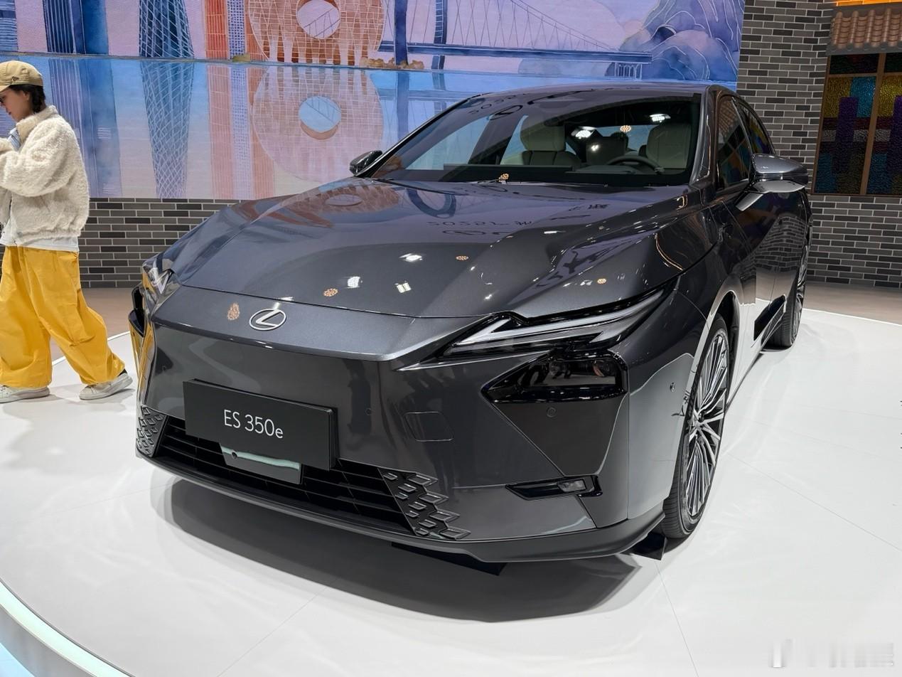 在广州车展推出全新ES350e纯电轿车，外观采用封闭式纺锤前脸与分体式LED大灯
