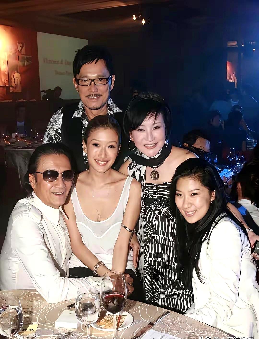 分开后还能同桌聊天，还把前夫的小女友当姐妹，这才是高段位的体面。狄波拉与四哥谢