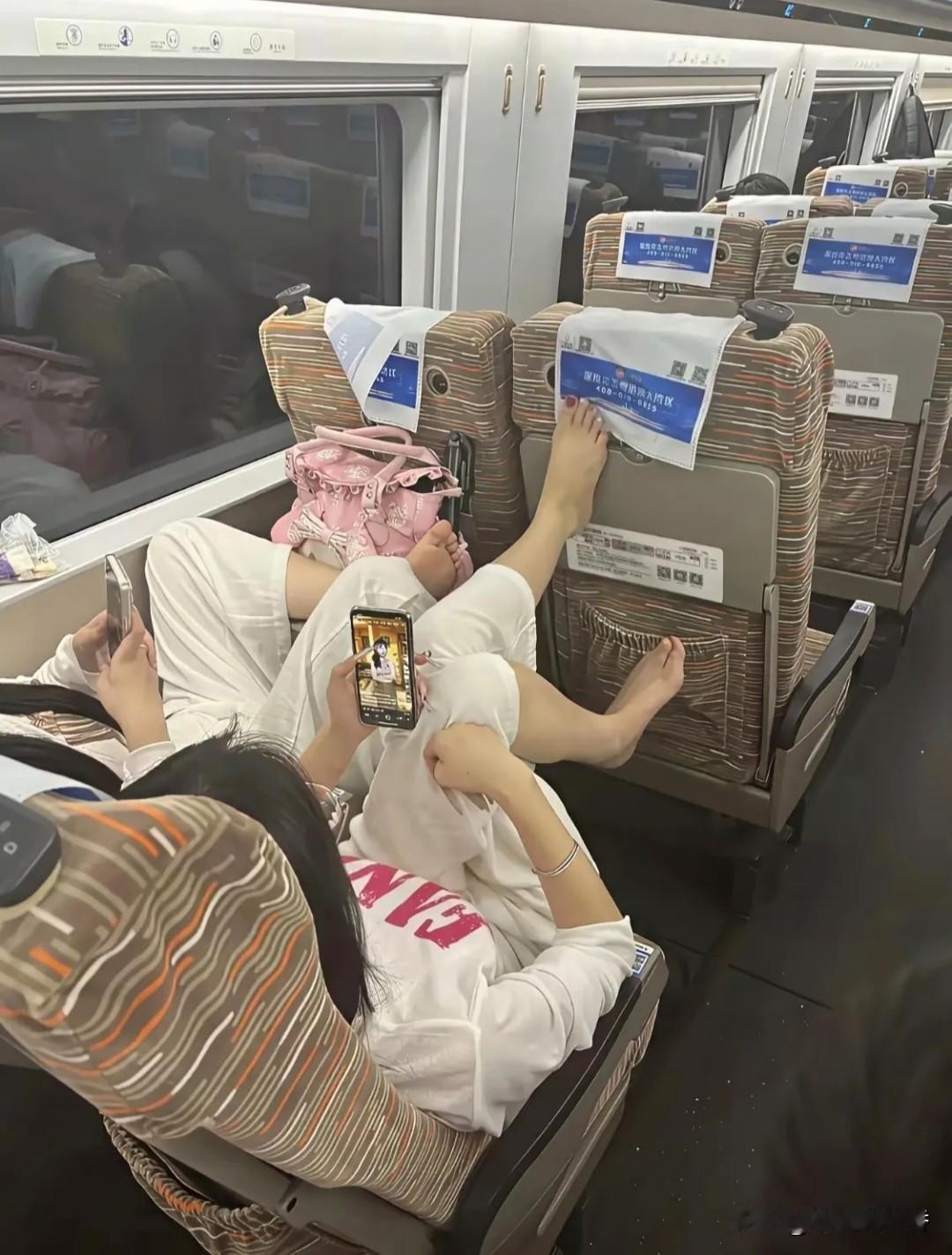 高铁车厢光脚搭前排座椅，遇上这种不文明行为，怎样提醒不伤和气？（以下为网