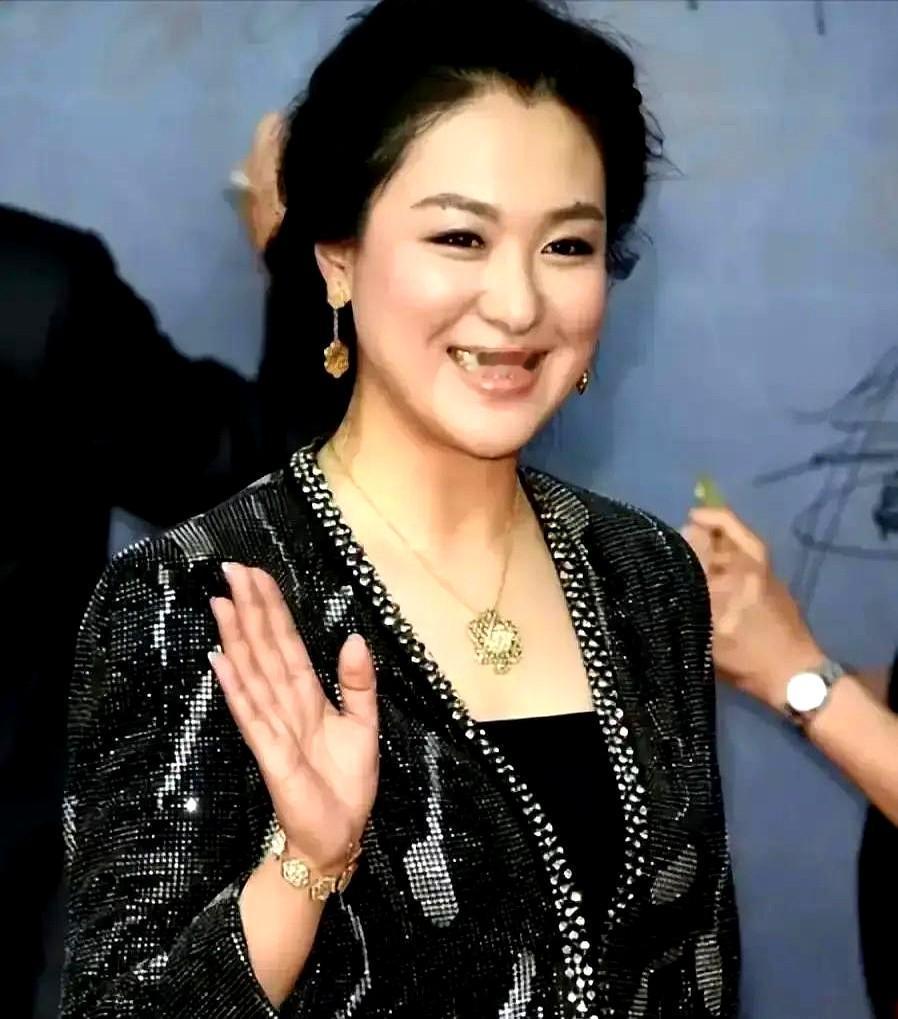 拍吻戏，别的女演员躲都来不及，她倒好，自己掏钱要求加！当年拍《潜伏》，沈傲君