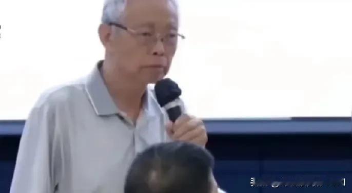近日，在台北一处演讲现场，在提问环节的时候，一名台湾老乡长走上台拿起话筒问大家：