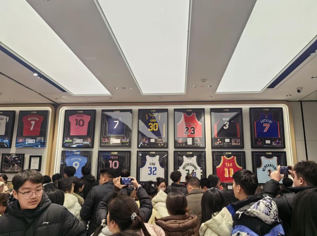 胖东来签名球衣已经全部卖断货！价格最贵的乔丹签名球衣13.8万已经被卖出！由