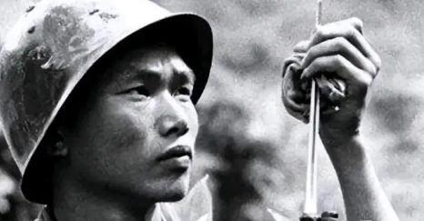 1990年，重庆街头，一个农民被数十个混混围攻却丝毫不惧，反而徒手接住扔来的板砖