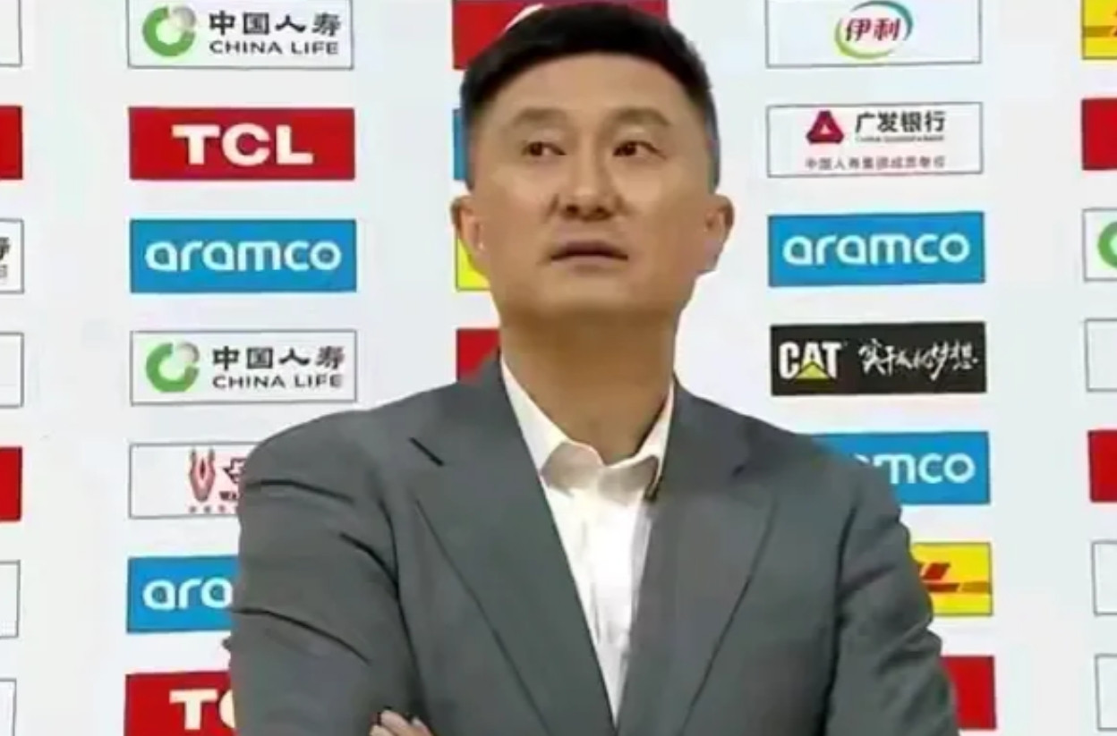 在最紧要关头，布朗向杜锋抛媚眼。中国篮协出台了入籍篮球运动员管理办法，规定每家