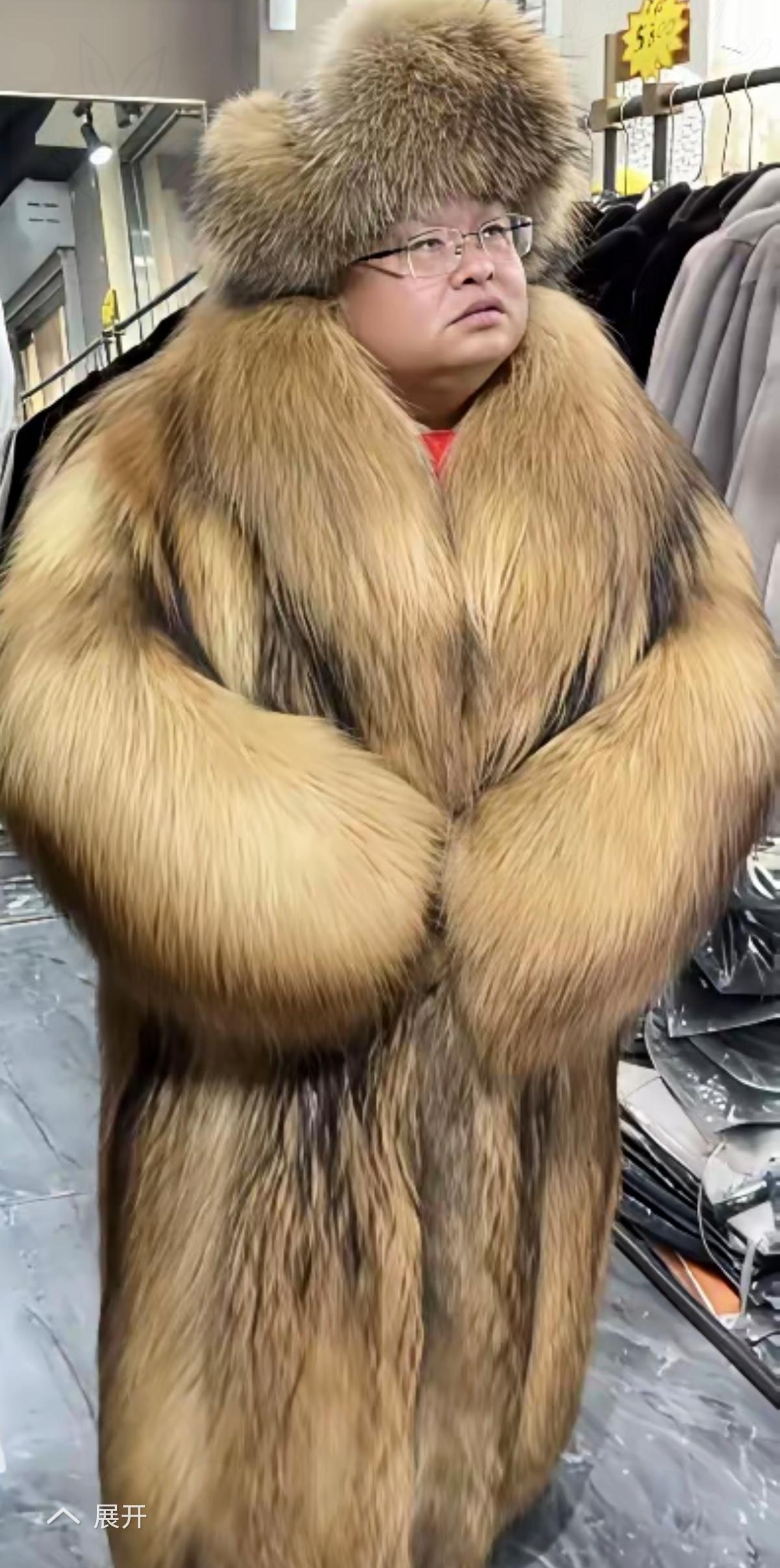 笑不活了！在黑河俄货店试了件7750的皮毛一体大衣，老板把我夸得天花乱坠，结果老