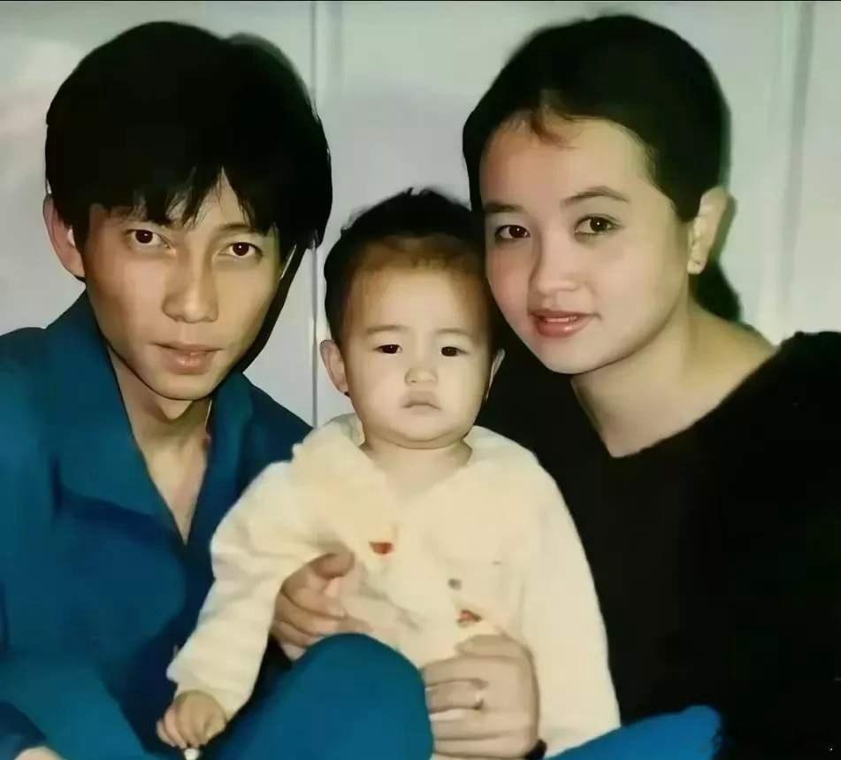 别羡慕白鹿，她爸妈是真不简单。这跟钱和人脉没关系。她拍戏，爸妈就跟着进组，每天接