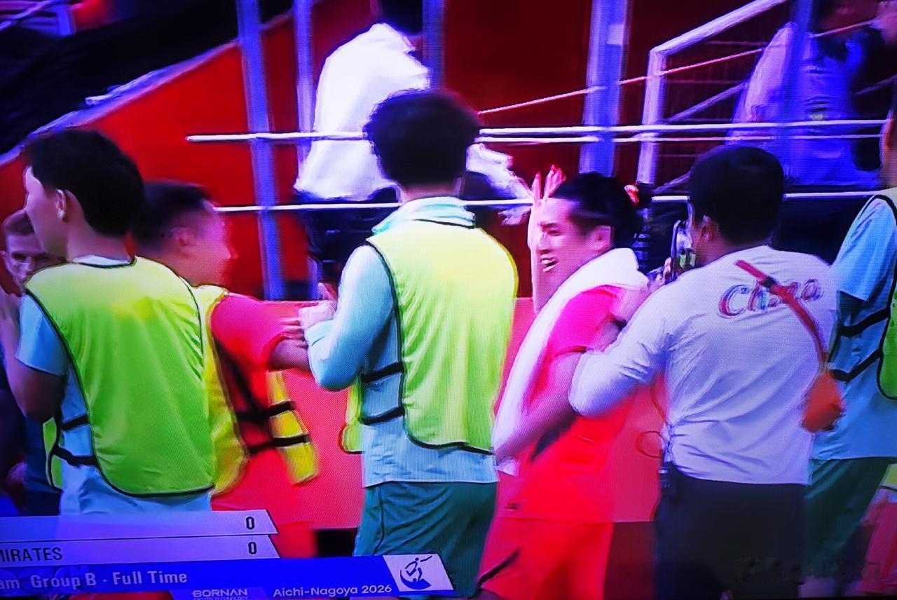 2026年9月23日亚运会U23国足0-0阿联酋。下半场第50分钟，王钰栋争球时