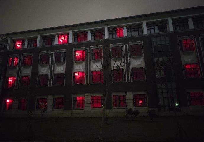 晚上的教学楼就是密室大逃脱