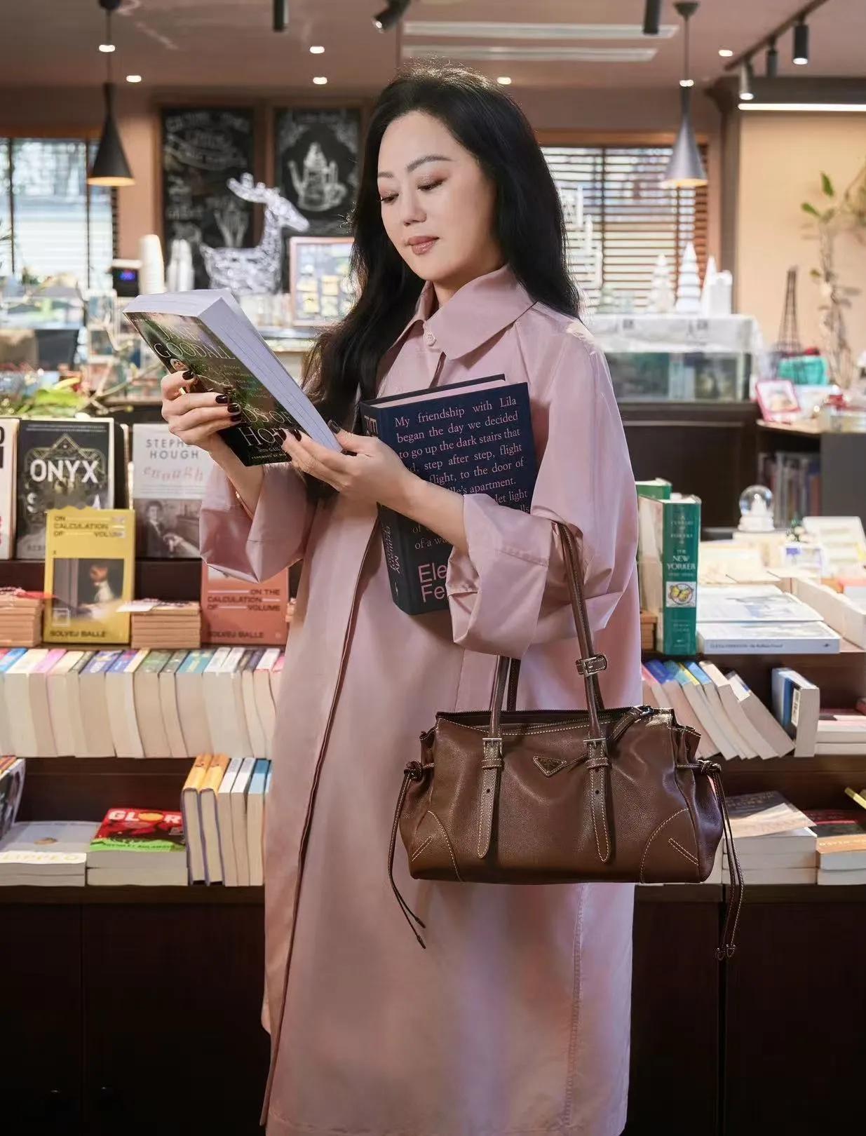 章小蕙太会穿！粉色衬衫裙穿出优雅感✨章小蕙的老年穿搭真的赢麻了！一身淡粉