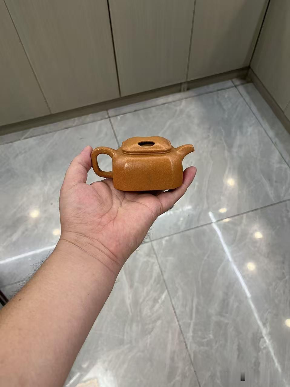 为什么黄金段泥，越用越像一块老蜜蜡？1.色：原矿不黄，窑火定金。鹅黄、金黄、褐