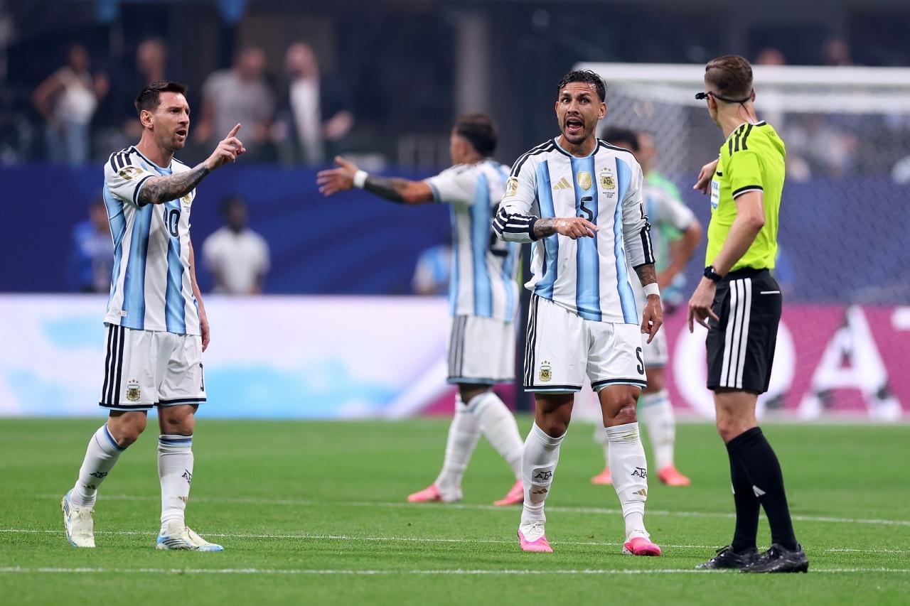 谈到梅西在球队的意义，阿根廷国脚中场帕雷德斯动情的说了3句话：1、“我们拼尽全