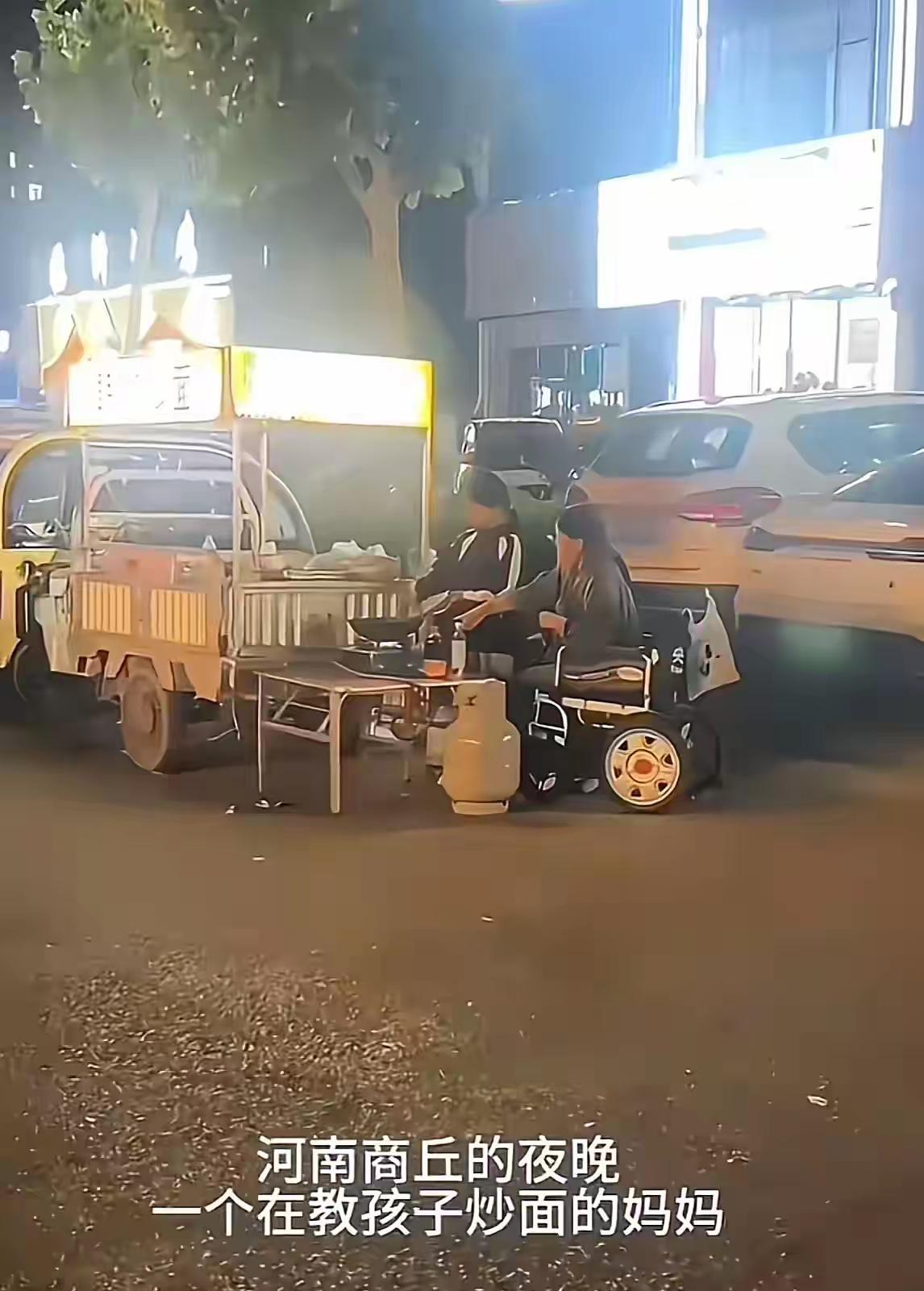 泪目！河南商丘，男子深夜看到小女孩和妈妈摆摊卖炒面，觉得他们可怜，买了一碗却付了