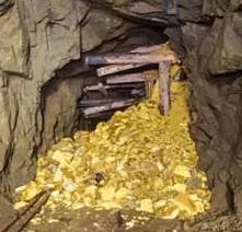 1978年，山西吕梁。农民老杨上山砍柴时，发现了一个坍塌的山洞。他壮胆进去一看，