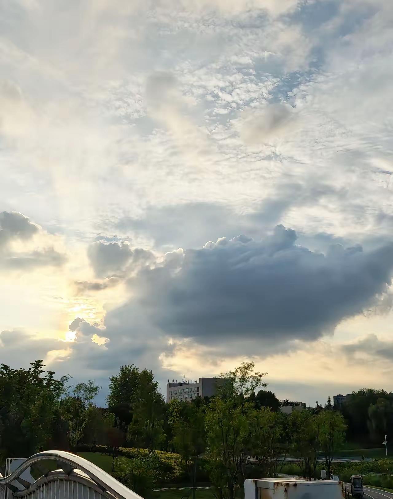 有钱人千万要低调我有个邻居资产已经过了千万，家里买了一辆五六十万的车，经常旅游