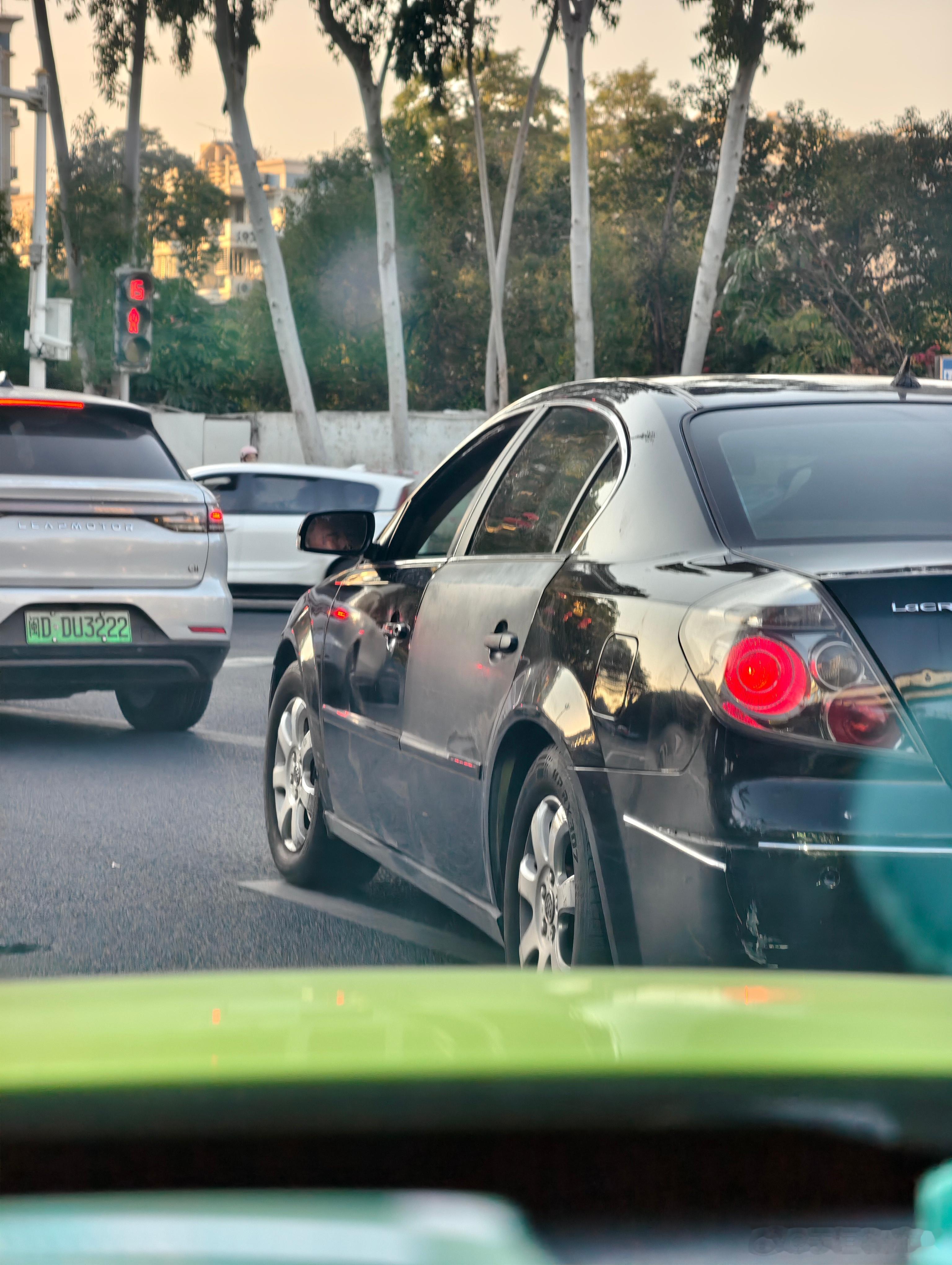 这大哥也不喷个漆在过年吗