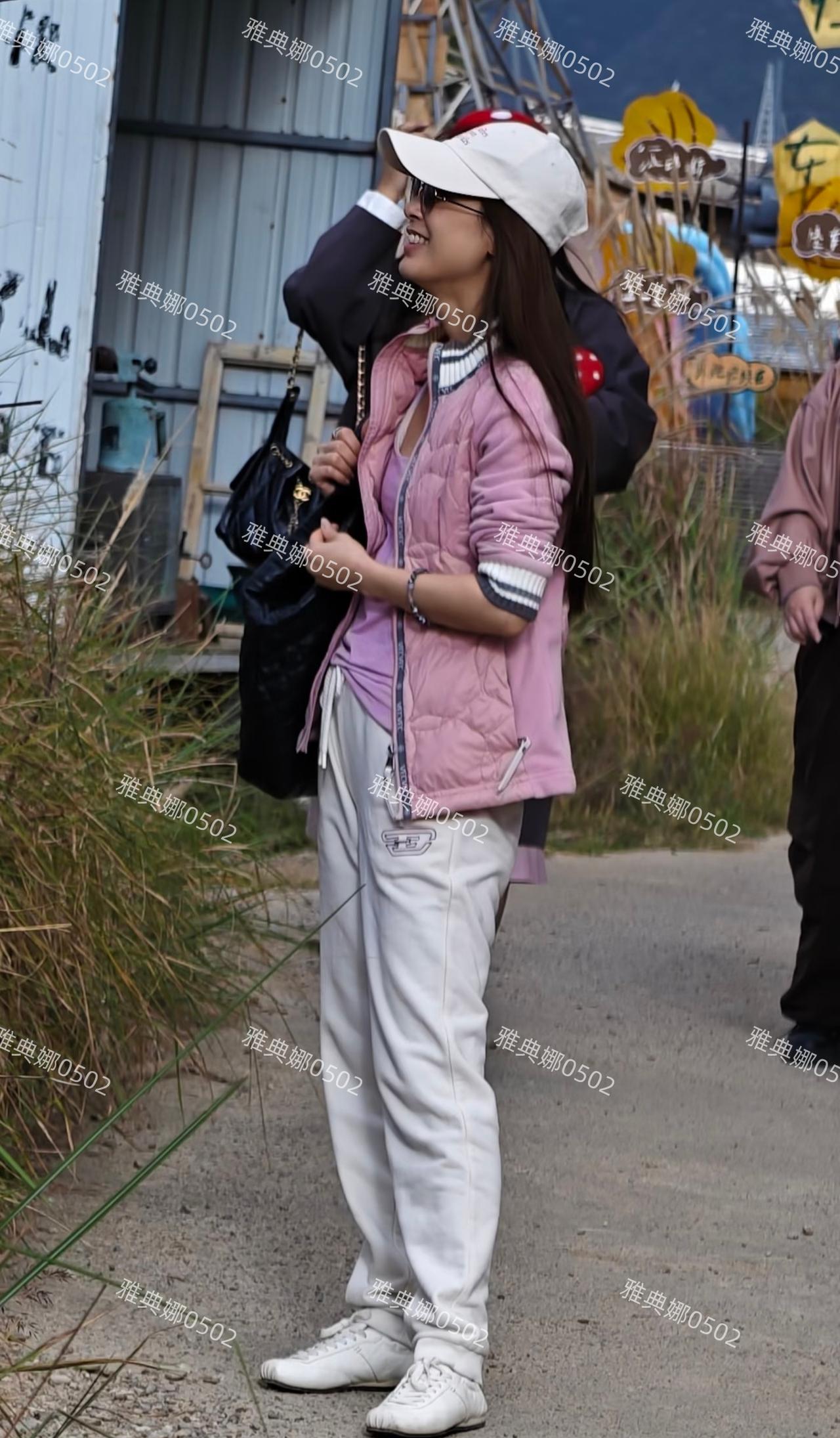 丽江荒野之国偶遇黄圣依，她浑身上下只有白色和粉色两种颜色，本人又白又瘦干净清新整