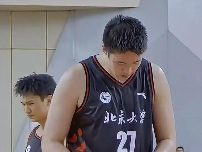 李苑鑫赴宏远试训，广东急需补强替补内线前北京大学核心中锋李苑鑫，目前正在广