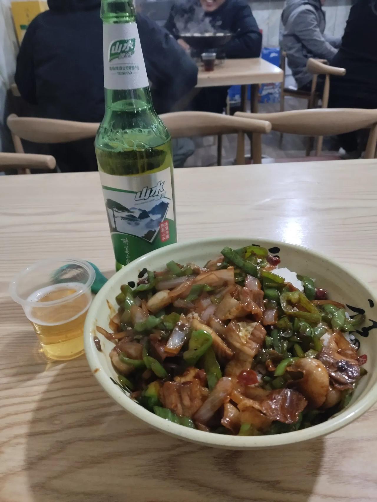 白杨街道有个围垦街，我经常去吃这里的美食，一家一家的探店。白杨街道是杭州市常