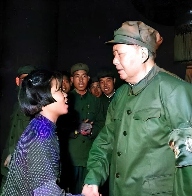 1966年9月15日，一名13岁的小姑娘登上天安门城楼，激动地与毛主席握手。这样