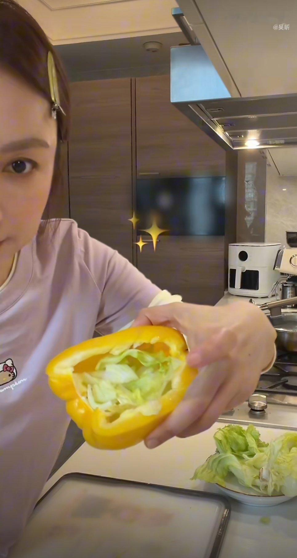 吴昕制作减脂健康餐看着真的挺馋人的，减脂期吃这个感觉能多吃几顿不腻。​​​