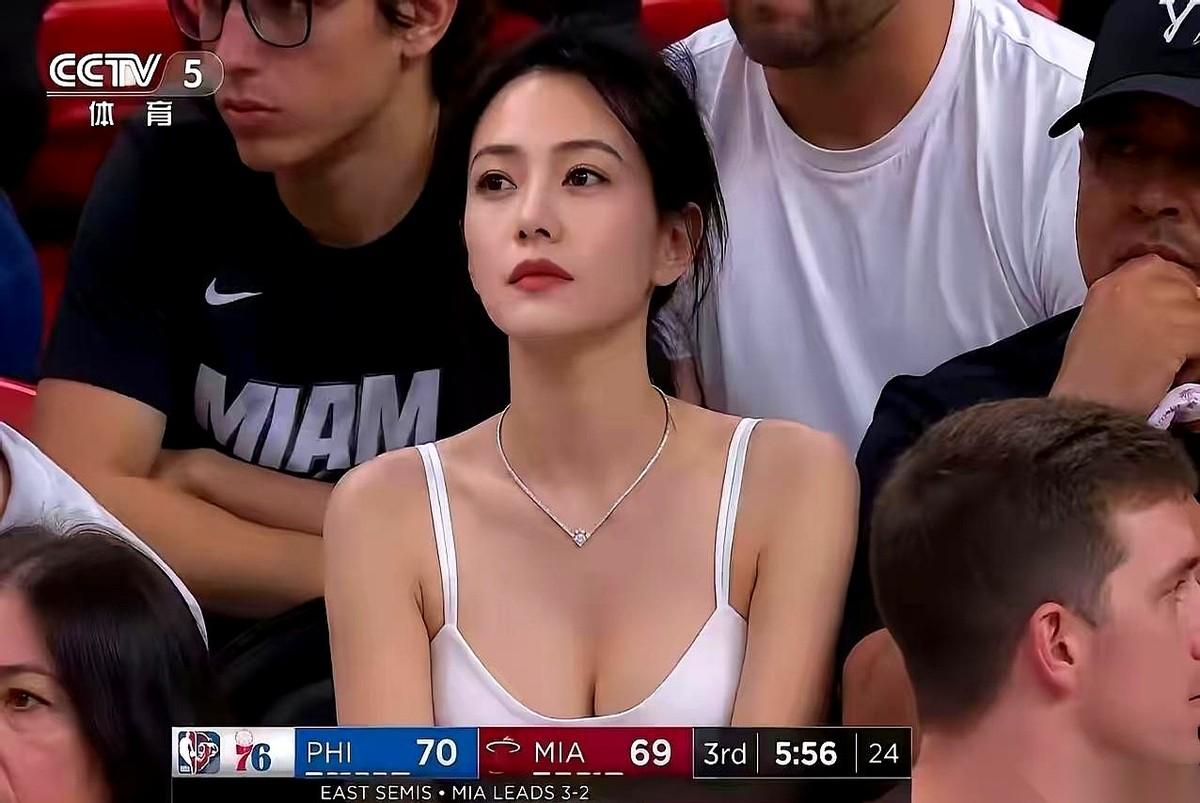 央视导播的镜头，是有使命的。体育馆里人声鼎沸，灯光炫目，它偏偏就锁定了看台上一