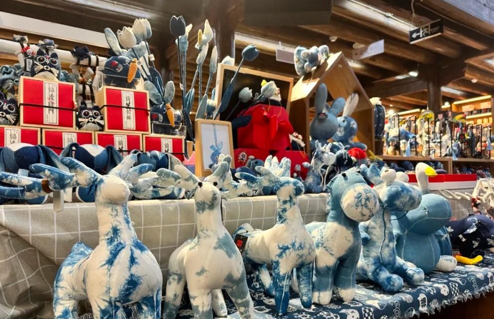 我跑了一圈4S店，发现一个怪现象。周末看车的人不少，但真掏钱买的，没几个。销售跟