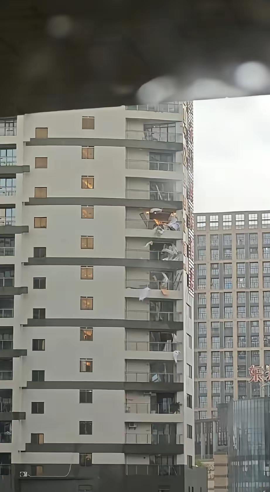 9月24日，广东阳江市，海陵岛受台风-桦加沙经过，高层住户，阳台玻璃门，窗受损严