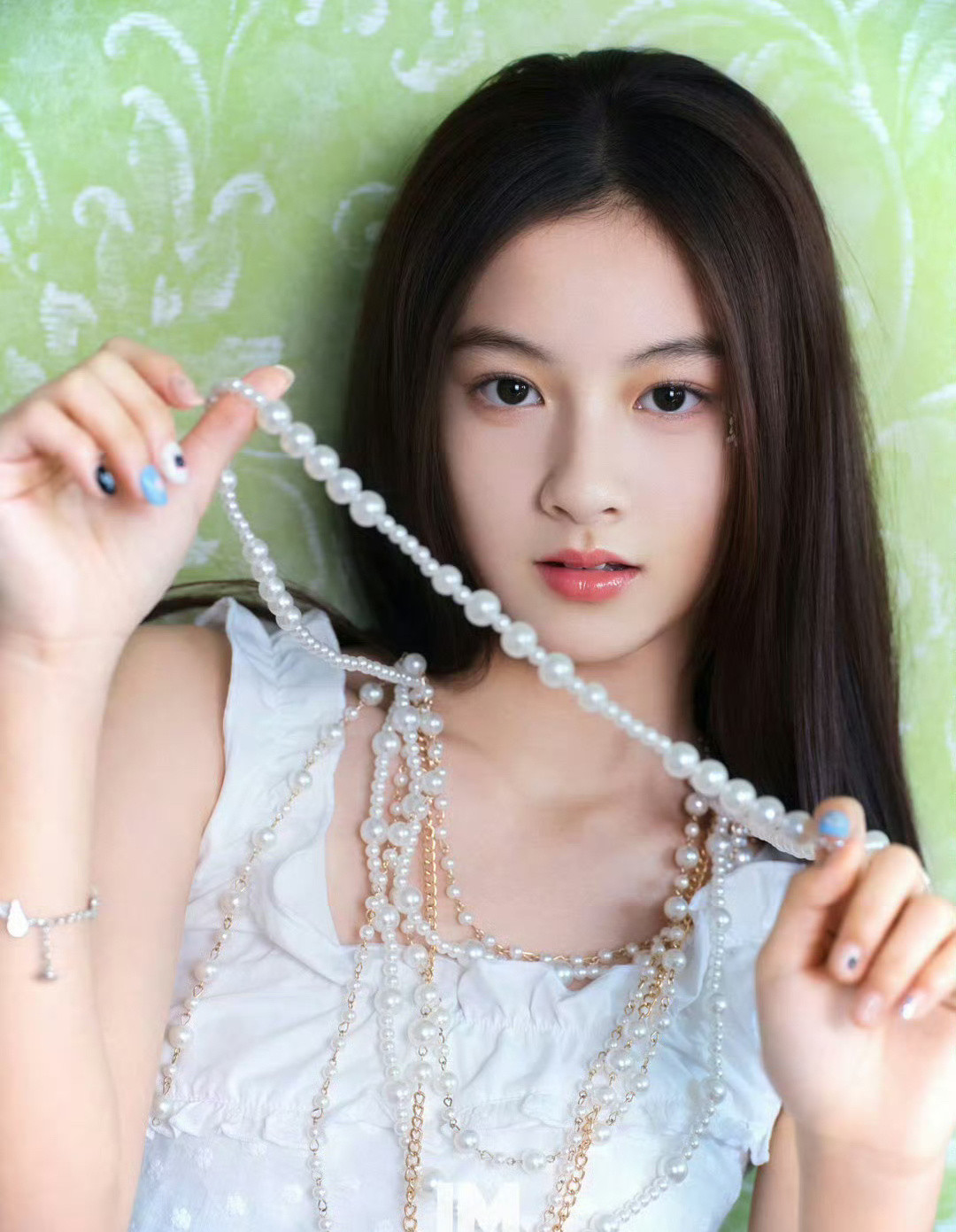 赵钰琪七七这么快杂志也安排上了，是个很漂亮的小姑娘！很美哦！