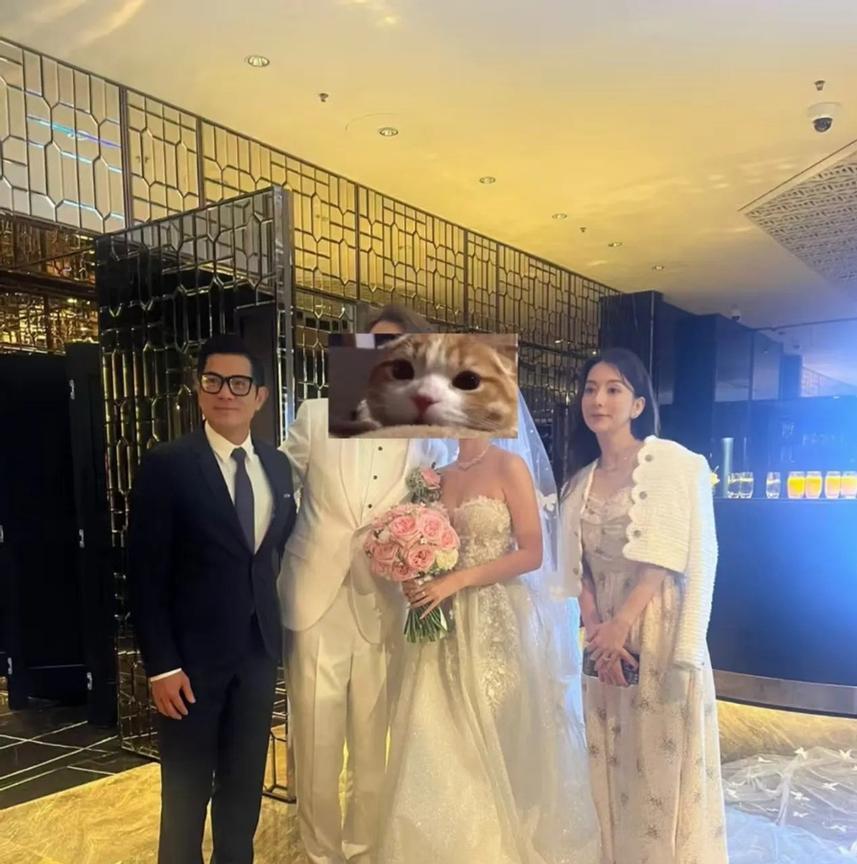 郭富城参加婚礼又被扒身高了！网友晒合影，天王穿西装，方媛踩恨天高，俩人站一块儿竟