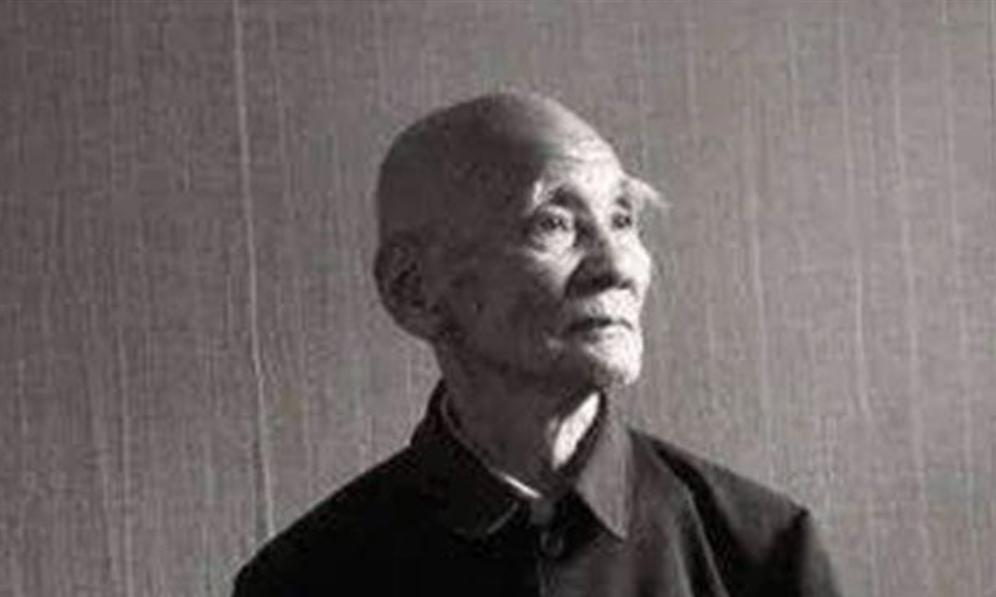 1946年，6000解放军被三万敌人包围，为了不泄露机密，旅长吴诚忠下令烧毁全部