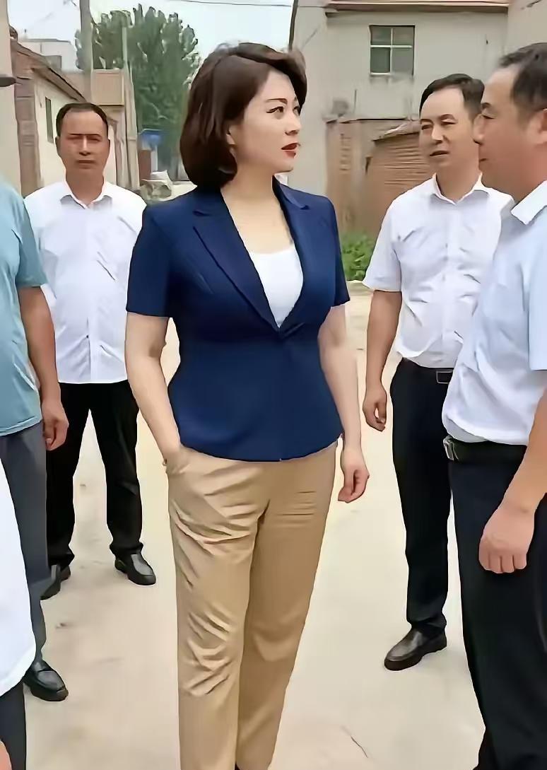 赞气质美女气质佳人貌若仙，芳龄已掌集团权。调研所至皆前拥，堪赞红颜志似天
