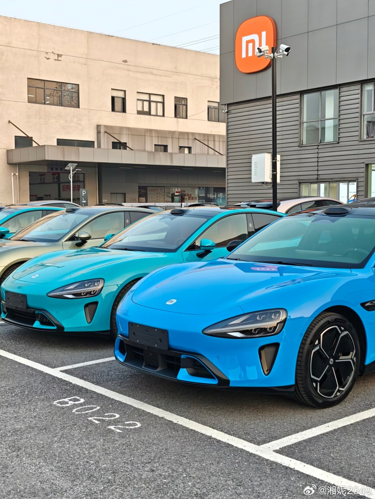 海湾蓝和卡布里蓝首次同框，大家更中意哪个颜色新一代su7