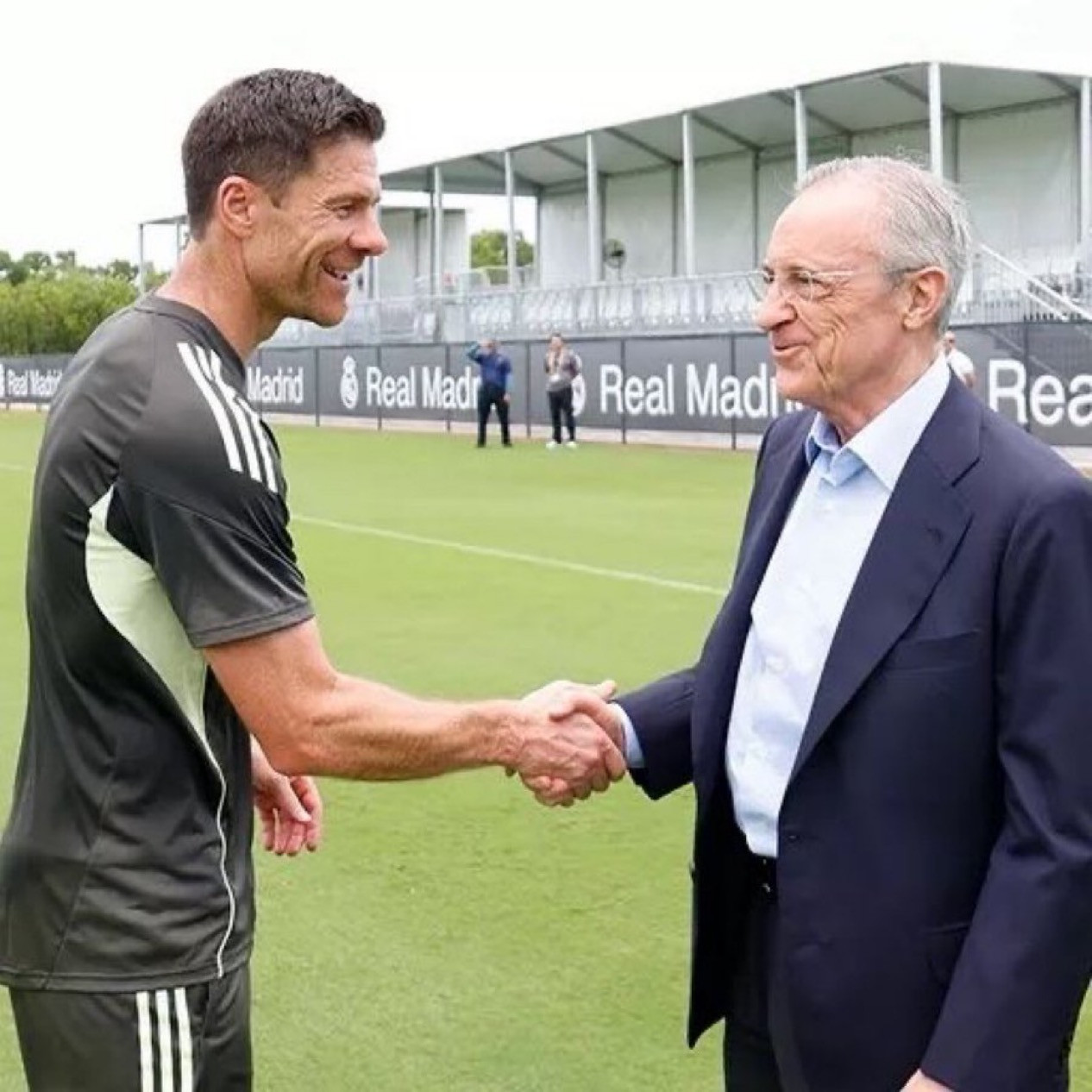 去年夏天，哈维·阿隆索要求俱乐部引进更多球员，尤其是在中场位置。俱乐部为此投入了