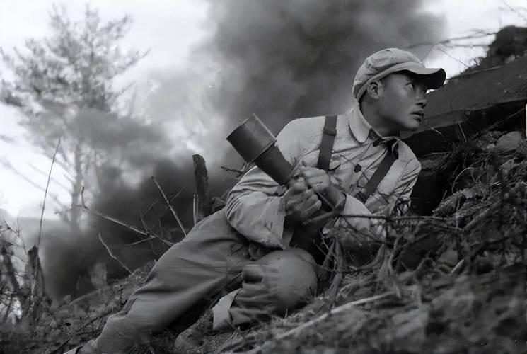 1979年，在攻打78号高地时，19岁小战士岩龙打仗时消失，打完了后却又显现了，