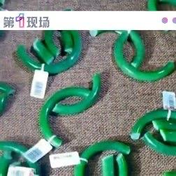 江苏苏州一家玉器店内，新来的员工拉桌子的瞬间，桌上装着近50个和田玉镯的托盘突然