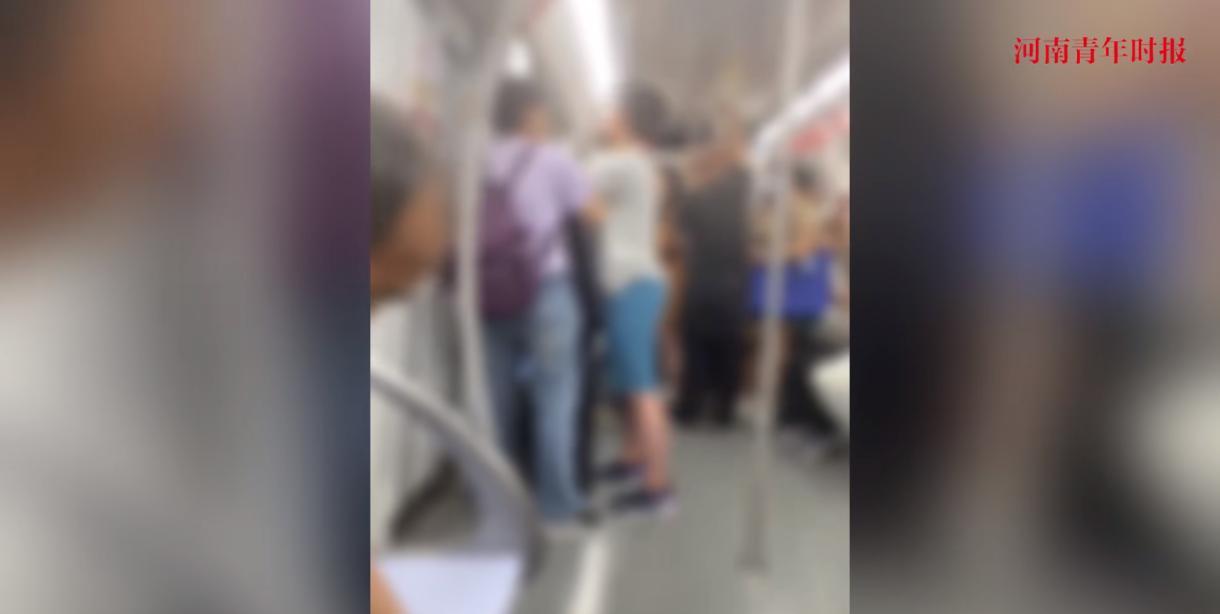 “这下后悔了吧！”近日，上海，一男孩和母亲一起坐地铁时，男孩却在运行中的地铁上突