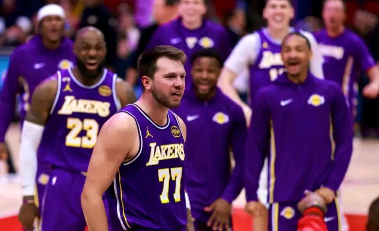 其实湖人球迷说的挺对的，本赛季MVP花落谁家，就看湖人能否双杀雷霆！客观上来