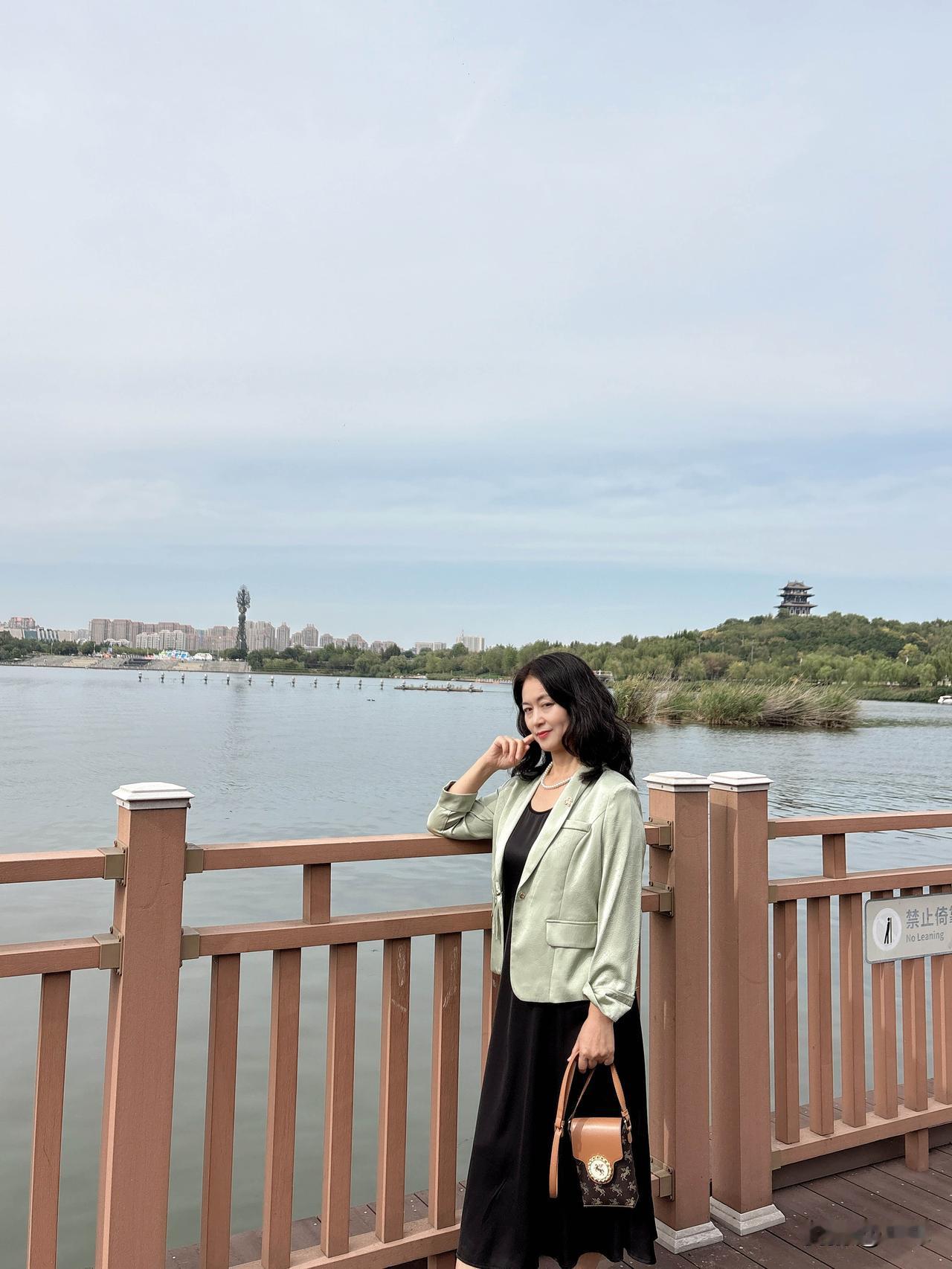 我退休三年了，没事就在家，看看书，听听歌，喝点茶喝点咖啡，自己也煮点养生茶，不想