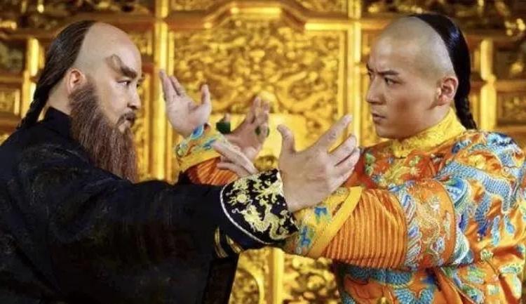 1665年，鳌拜打了女儿兰格格。夜里，他在女儿窗外，竟看到兰格格刚洗完澡，啥也没