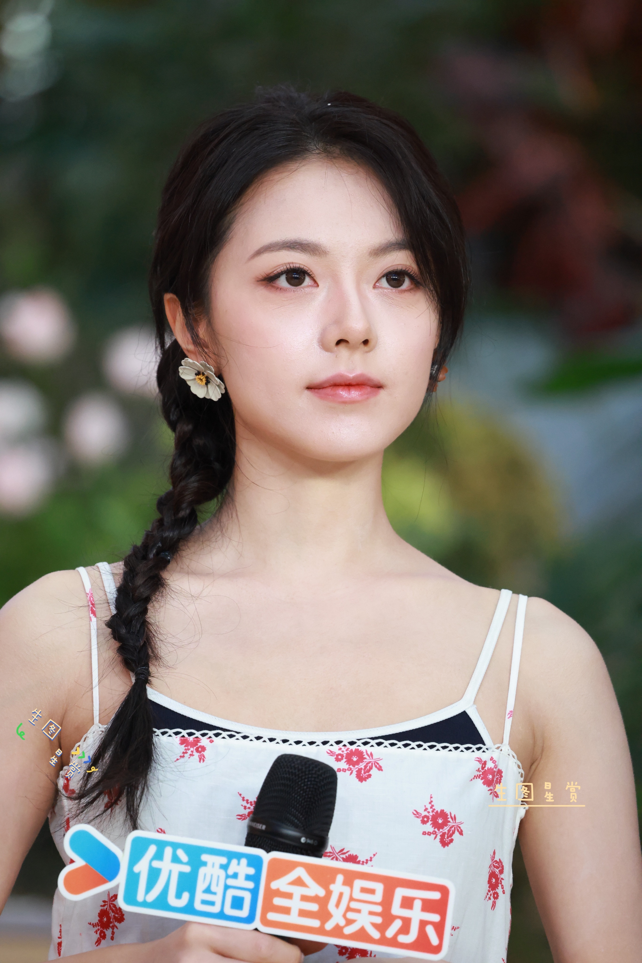 赵今麦樱桃琥珀扫楼生图吊带印花裙配中筒灰袜miu系风🍒🌸明媚元气甜美了一整夏