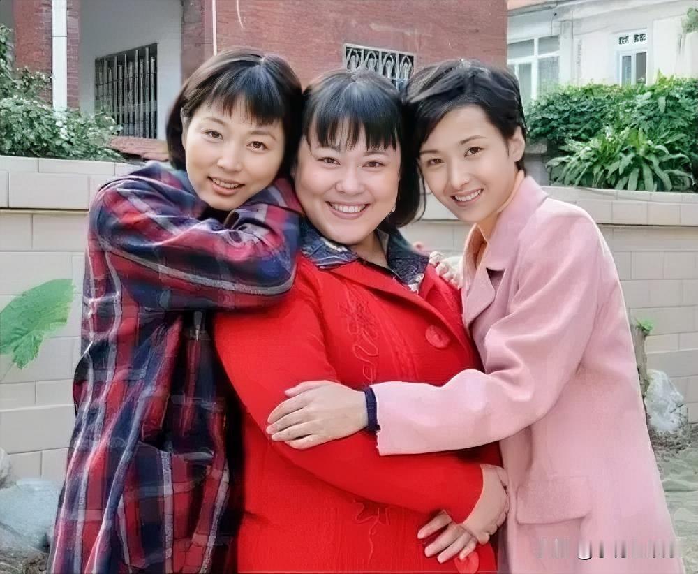 很面熟的三位女演员，也看过她们演的电视剧，可就是叫不出她们的名字，也许她们属于戏