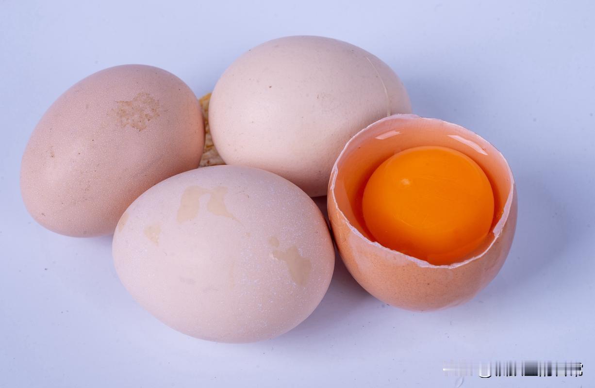 大家发现了没有新鸡刚刚开产产的鸡蛋一般会比较小大约在40克左右营养度比较